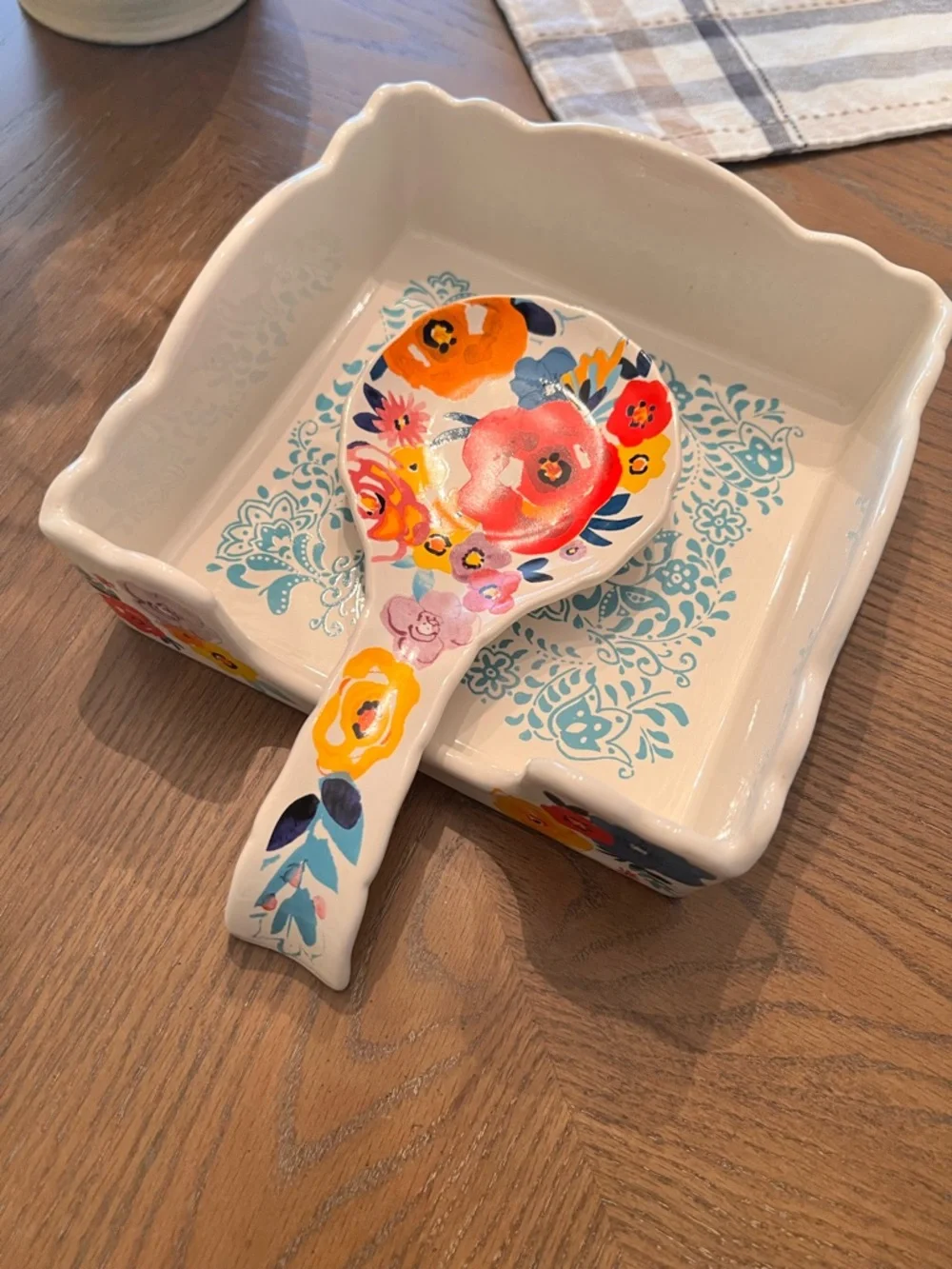 The Pioneer Woman White Ceramic Spoon Rest with Scalloped Edge